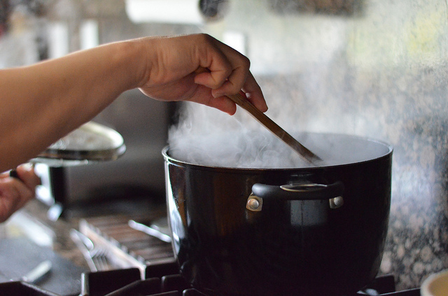 maneggiare e cucinare i cibi 